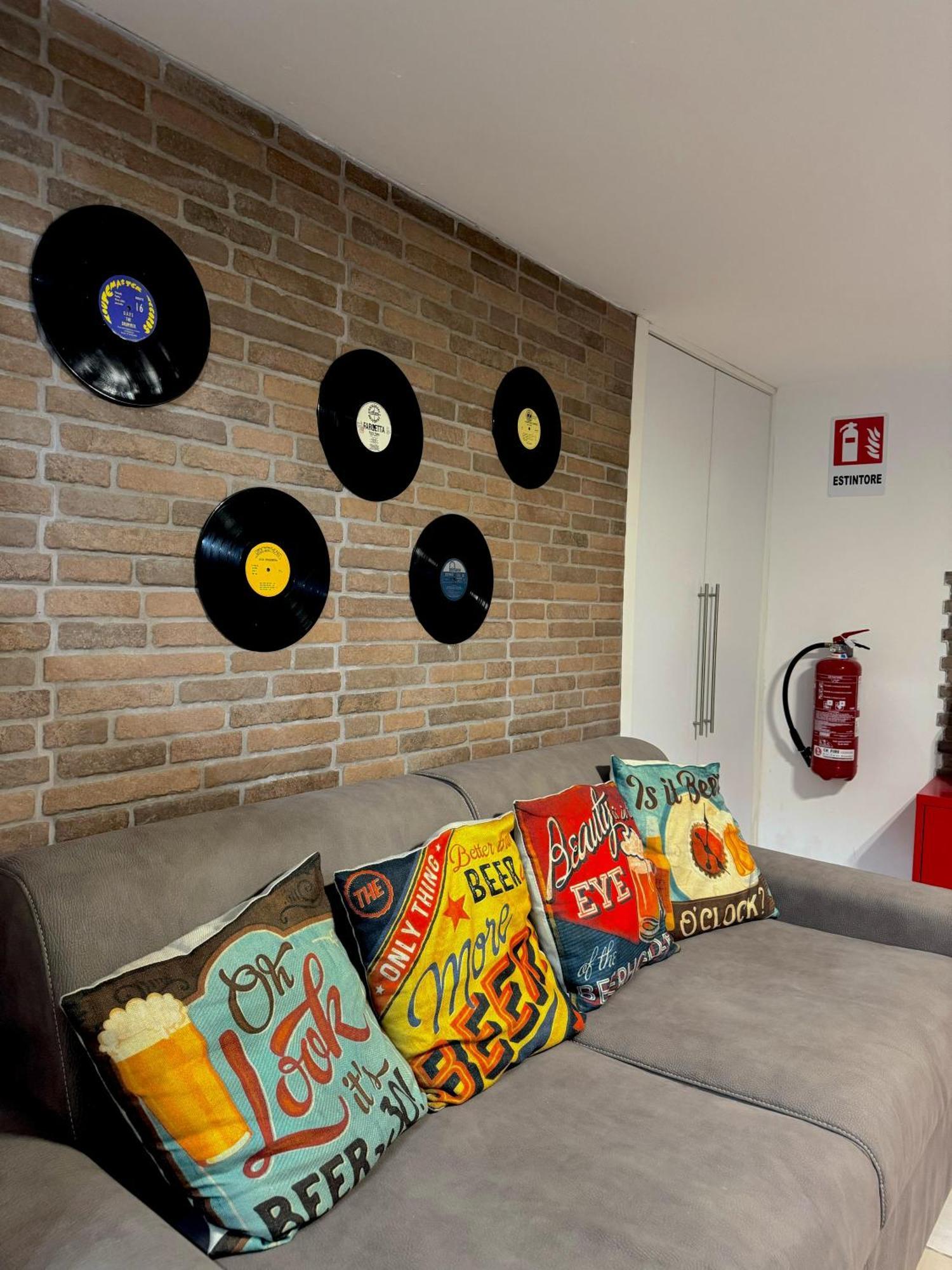 Frizzi & Lazzi House Apartment เนเปิลส์ ภายนอก รูปภาพ